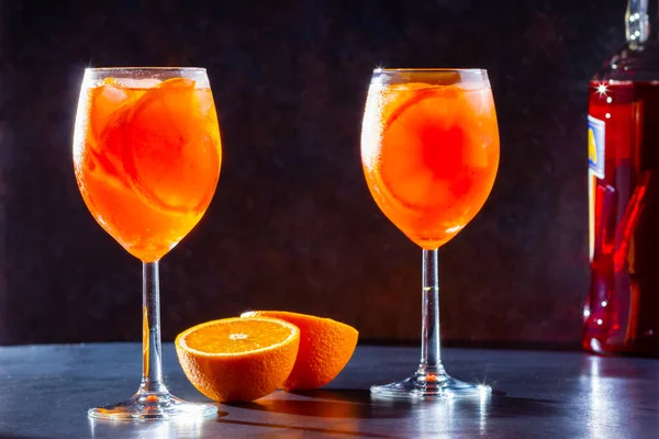 Aperol Spritz Cocktail Fundo Escuro Dois Copos Aperol Spritz Com — Fotografia de Stock