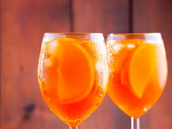 Aperol Spritz Cocktail Fundo Madeira Dois Copos Aperol Spritz Com — Fotografia de Stock