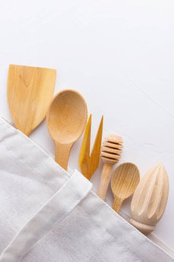 Sıfır atık. Beyaz arka planda pamuk çanta ve ahşap çatal bıçak takımı. Çevre dostu ahşap çatal bıçak takımı ve ekolojik çanta. Plastiksiz konsept. Minimalizm. Boşluğu kopyala