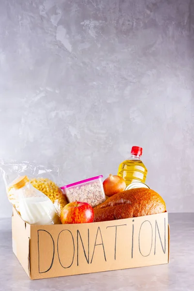 有食物的捐赠盒 打开装有油 罐头食品 意大利面和面包的纸板箱 商店设置在灰色背景 捐赠概念 — 图库照片