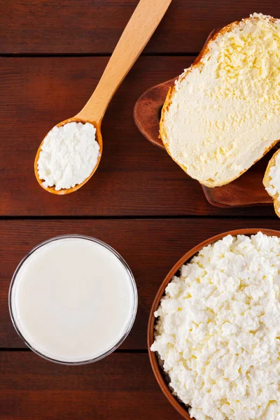 Produtos Lácteos Leite Queijo Cottage Creme Azedo Estilo Rústico Pão — Fotografia de Stock