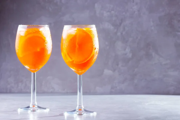 Aperol Spritz Cocktail Fundo Cinza Dois Copos Aperol Spritz Com — Fotografia de Stock