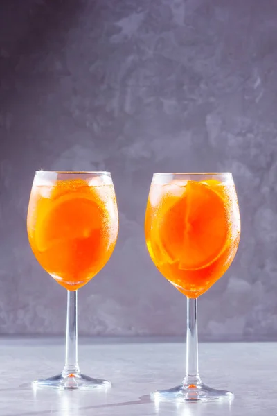 Aperol Spritz Cocktail Grijze Achtergrond Twee Glazen Aperol Spritz Met — Stockfoto