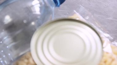 Gri arka planda gıda bağışları. Coronavirus sırasında gıda bağışı (COVID-19). Teslimat konsepti. Üst görünüm