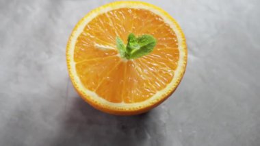 Gri arka planda Aperol Spritz kokteyli. Portakallı İtalyan alkolü kokteyli. Aperol Spritz ve taze nane ile dilimlenmiş portakal.