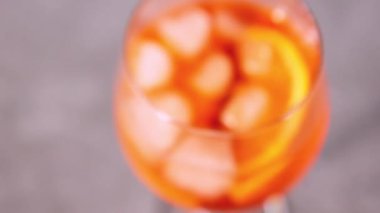 Akşam güneşinde Aperol Spritz kokteyli. Portakallı İtalyan alkolü kokteyli. Aperol Spritz ve dilimlenmiş portakallar