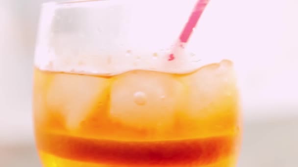 Aperol Spritz鸡尾酒在黄昏的阳光下意大利的鸡尾酒配橙子Aperol Spritz和切片橙子 — 图库视频影像