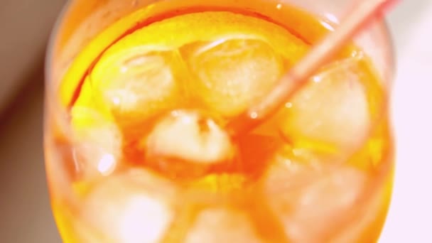 Aperol Spritz Cocktail Der Abendsonne Italienischer Alkoholcocktail Mit Orange Aperol — Stockvideo