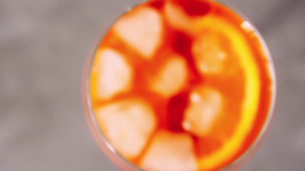 Коктейль Aperol Spritz Вечірньому Сонці Італійський Алкогольний Коктейль Помаранчевим Аперол — стокове відео