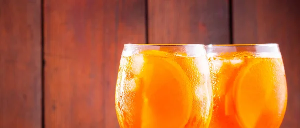 Cóctel Aperol Spritz Sobre Fondo Madera Dos Vasos Aperol Spritz —  Fotos de Stock