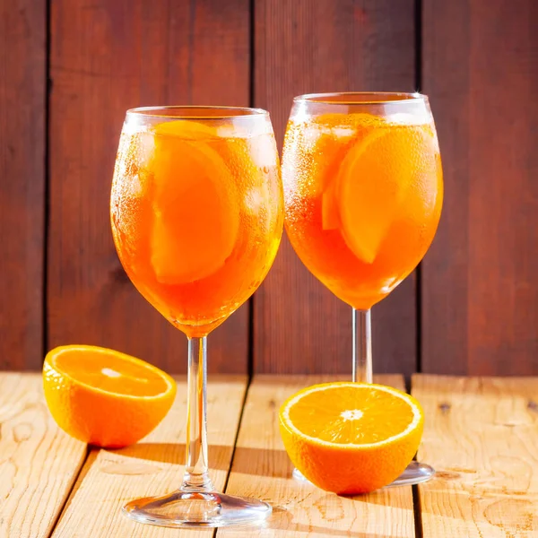 Koktajl Aperol Spritz Drewnianym Tle Dwie Szklanki Aperolu Spritz Pomarańczową — Zdjęcie stockowe