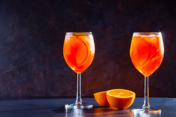 Коктейль Aperol Spritz Темному Тлі Дві Склянки Скритцу Апельсиновим Нахилом — стокове фото