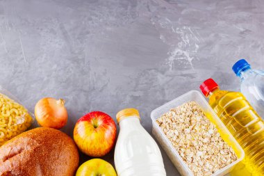 Gri arka planda gıda bağışları. Yiyecek malzemeleri. Yiyecek ürünleri seti. Üst Manzara. Boşluğu kopyala