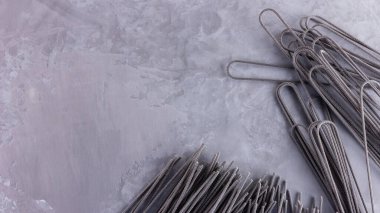Gri arka planda siyah makarna. Çimento arka planında siyah spagetti. Mürekkepbalıklı çiğ spagetti. Yemek geçmişi konsepti. Üst Manzara. Boşluğu kopyala