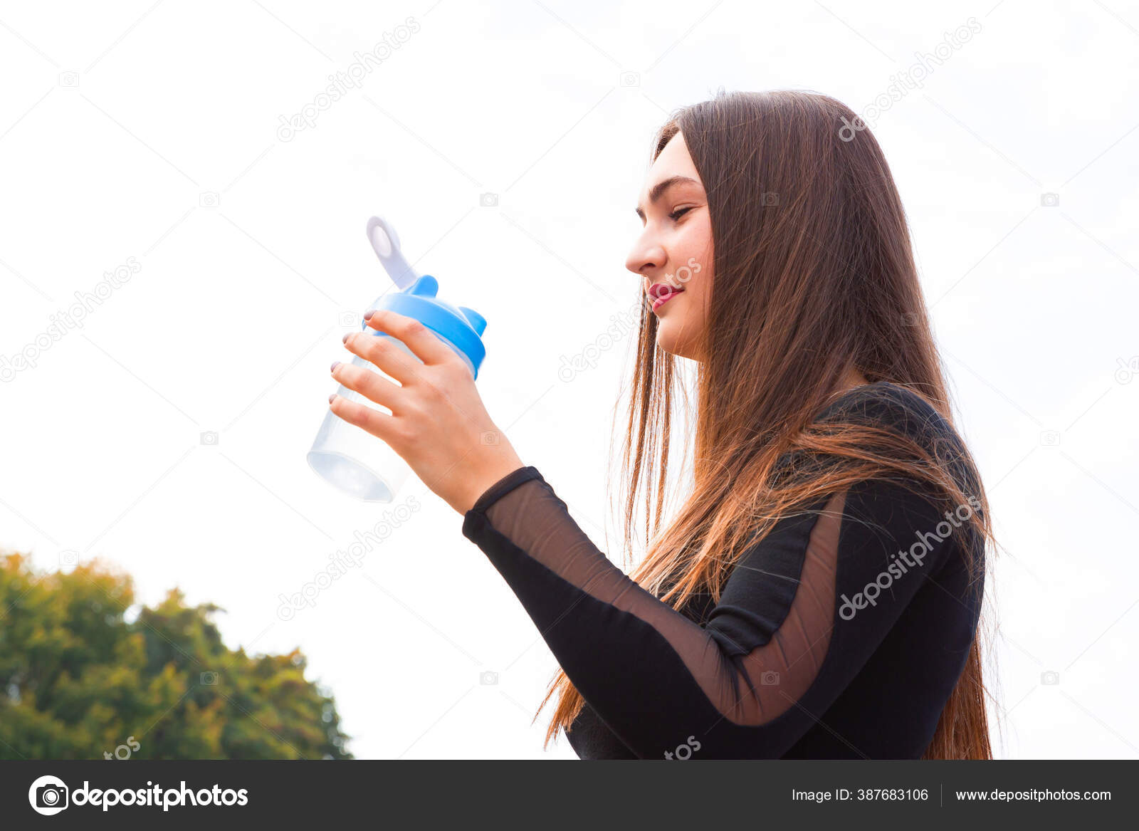 Gadis Muda Yang Cantik Minum Air Taman Setelah Latihan Potret