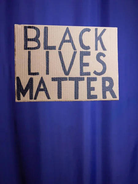 Black Lives Matter Blå Suddig Bakgrund Inget Rasistiskt Koncept Pappbanner — Stockfoto