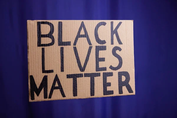 Black Žije Modrém Rozmazaném Pozadí Žádný Rasismus Kartónový Prapor Textem — Stock fotografie