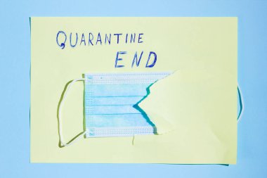 Kağıt delikte cerrahi maske. COVID-19 Koruma Konsepti. Koruyucu yüz maskesi ve yırtık sarı bir kağıt. 