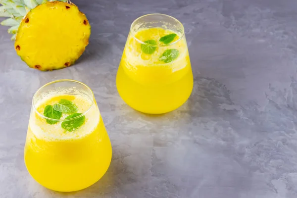 Ananas Cocktail Een Grijze Achtergrond Koude Ananas Cocktail Met Munt — Stockfoto