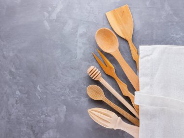 Sıfır atık. Pamuk eko çanta ve gri arka planda ahşap çatal bıçak takımı. Çevre dostu ahşap çatal bıçak takımı. Plastiksiz konsept. Minimalizm. Üst Manzara. Boşluğu kopyala