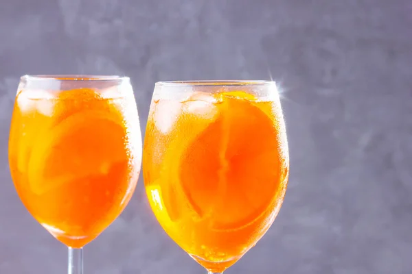 Cóctel Aperol Spritz Sobre Fondo Gris Dos Vasos Aperol Spritz —  Fotos de Stock