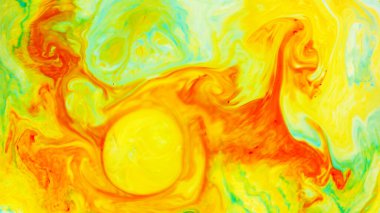 Sıvı Sanat. Soyut bulanık arkaplan rengi. Döndürme sıvısı deseni. Sarı rengin mermer etkisi. Renkli bir zemin. Boyalar karıştırılıyor