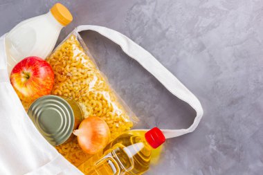Yiyecek bağışları keten çantada. Yemek torbası içinde. Yiyecek stoğuyla dolu bir eko çanta. Üst Manzara. Boşluğu kopyala