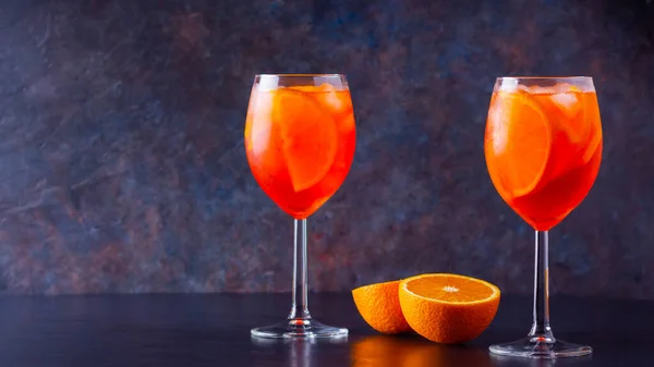Απερόλ Σπρίτζ Κοκτέιλ Σκούρο Φόντο Δύο Ποτήρια Aperol Spritz Πορτοκαλί — Φωτογραφία Αρχείου