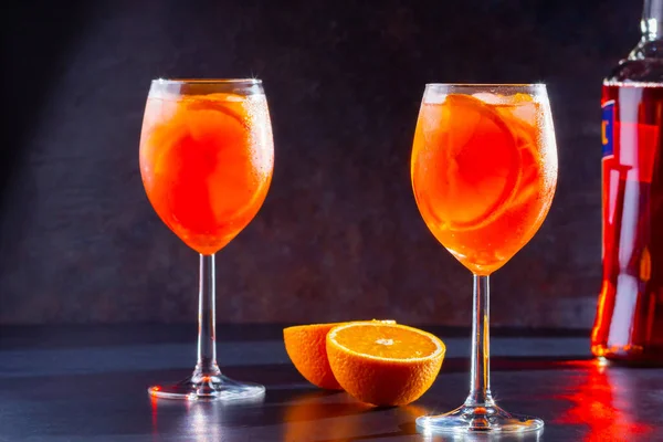 Коктейль Aperol Spritz Темному Тлі Дві Склянки Скритцу Апельсиновим Нахилом — стокове фото