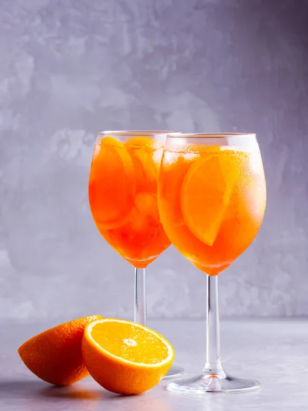 Коктейль Aperol Spritz Сером Фоне Два Стакана Аперлового Спринца Апельсиновым — стоковое фото