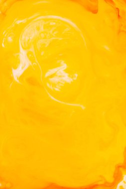 Sıvı Sanat. Soyut bulanık arkaplan rengi. Döndürme sıvısı deseni. Turuncu rengin mermer etkisi. Renkli bir zemin. Boyalar karıştırılıyor