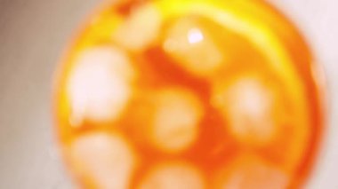 Akşam güneşinde Aperol Spritz kokteyli. Portakallı İtalyan alkolü kokteyli. Aperol Spritz ve dilimlenmiş portakallar