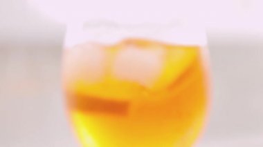 Akşam güneşinde Aperol Spritz kokteyli. Portakallı İtalyan alkolü kokteyli. Aperol Spritz ve dilimlenmiş portakallar