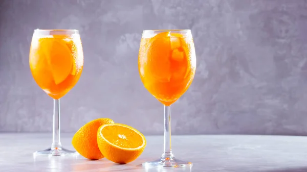 Koktajl Aperol Spritz Szarym Tle Dwie Szklanki Aperolu Spritz Pomarańczową — Zdjęcie stockowe