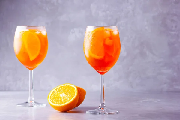 Κοκτέιλ Απερόλ Σπρίτζ Γκρι Φόντο Δύο Ποτήρια Aperol Spritz Πορτοκαλί — Φωτογραφία Αρχείου