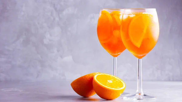 Aperol Spritz Cocktail Gray Background Two Glasses Aperol Spritz Orange — Stock Photo, Image