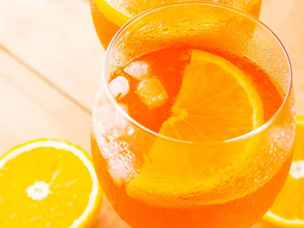 Aperol Spritz Cocktail Een Houten Plank Twee Glazen Aperol Spritz — Stockfoto