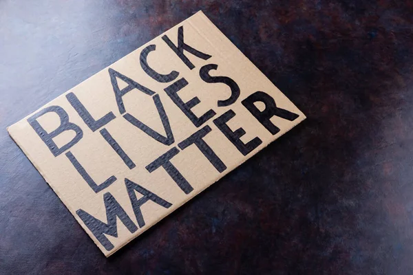 중요하다 어두운 배경에 인종주의적 개념은 없습니다 Black Lives Matter 글자가 — 스톡 사진