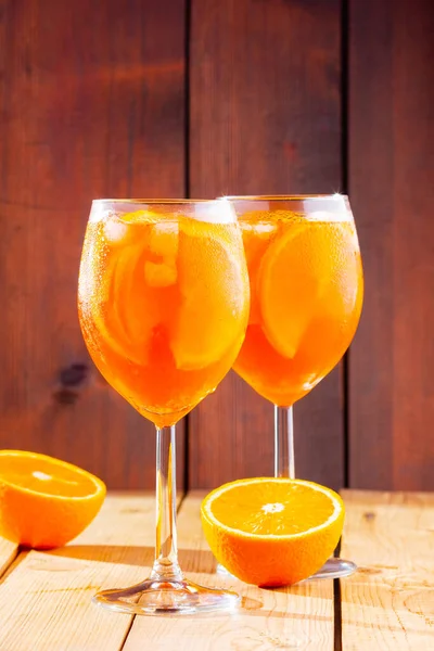 Коктейль Aperol Spritz Деревянном Фоне Два Стакана Аперлового Спринца Апельсиновым — стоковое фото