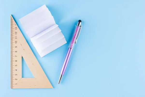 Vuelta Concepto Escolar Papelería Sobre Fondo Azul Pluma Triángulo Bloc —  Fotos de Stock