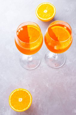 Gri arka planda Aperol sprey kokteyli. İki bardak portakallı aperol spreyi. Bardakta yaz kokteyli. Üst Manzara. Boşluğu kopyala