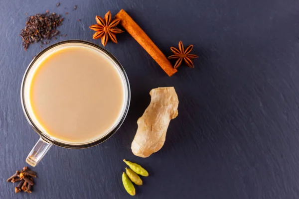 Masala Chai Tee Auf Schwarzem Hintergrund Traditionelles Indisches Getränk Masala — Stockfoto