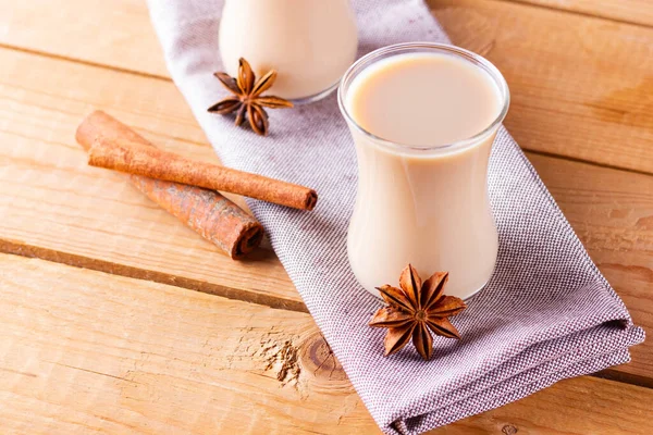 ミルクとスパイスとハーブティー 木製の板に自家製のインドのマサラチャイティー トルコのティーカップで秋のドリンク — ストック写真