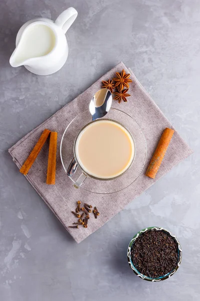 マサラチャイ茶 伝統的なインドの飲み物 灰色の背景にスパイスとマサラ茶 トップ表示 — ストック写真
