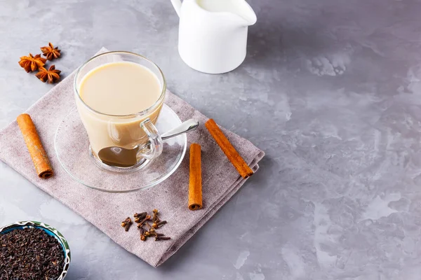 Чай Масала Традиционный Индийский Напиток Чай Масала Специями Сером Фоне — стоковое фото