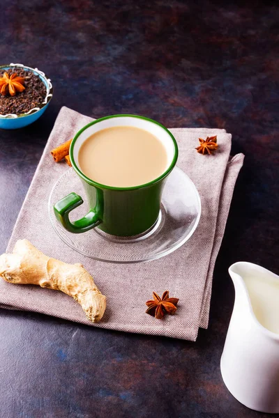マサラチャイ茶 伝統的なインドの飲み物 シナモン アニス 生姜とマサラティー リネンナプキン上のスパイスティーのセラミックカップ — ストック写真