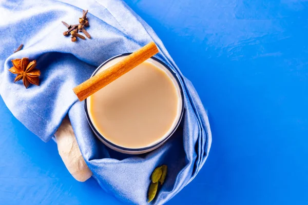 Masala Chai Tee Auf Einer Blauen Serviette Traditionelles Indisches Getränk — Stockfoto