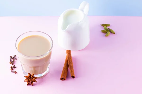 Τσάι Masala Και Μπαχαρικά Ροζ Μπλε Φόντο Μασάλα Τσάι Γυαλί — Φωτογραφία Αρχείου