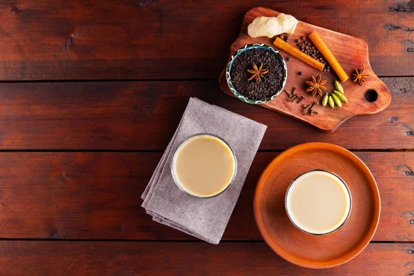 Zwei Gläser Masala Tee Und Verschiedene Zutaten Masala Chai Tee — Stockfoto