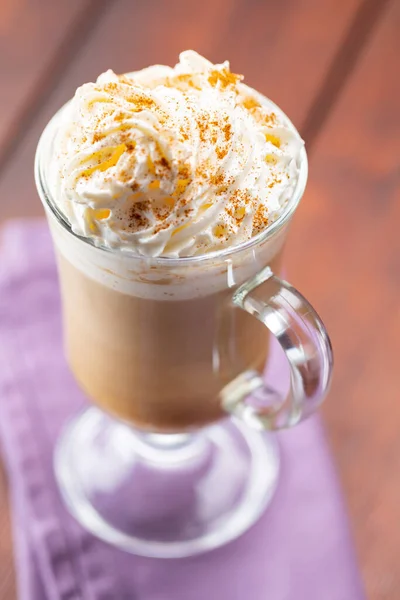 Kürbis Gewürz Latte Glasbecher Kürbislatte Mit Schlagsahne Und Gewürzen Auf — Stockfoto